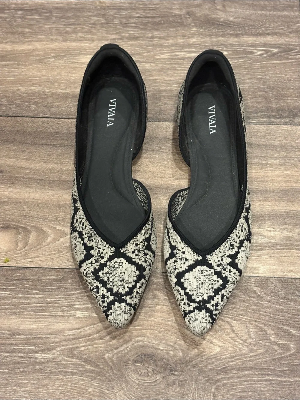 Vivaia Aria Walker Black & Cream Pointed Knit Flats Size 38 NWOT
